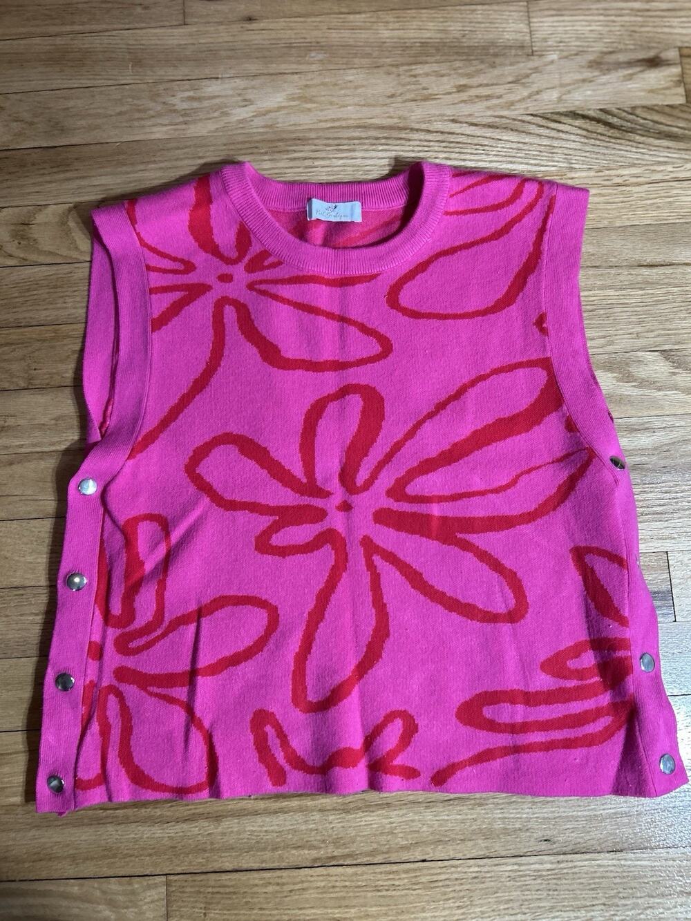 Posh Boutique abstract floral knit vest features a bold red flower pattern Sz M